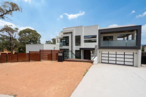 Spacious 5-Bed Family Home in Giralang